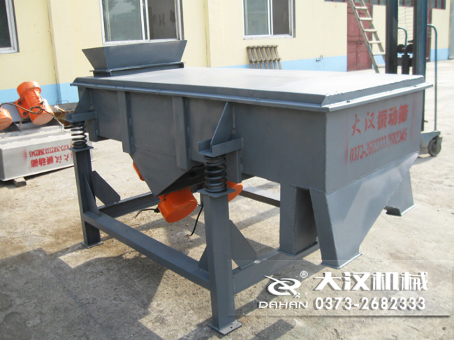 1016型直線振動篩的材質(zhì)分為：不銹鋼，碳鋼兩種可以選擇。