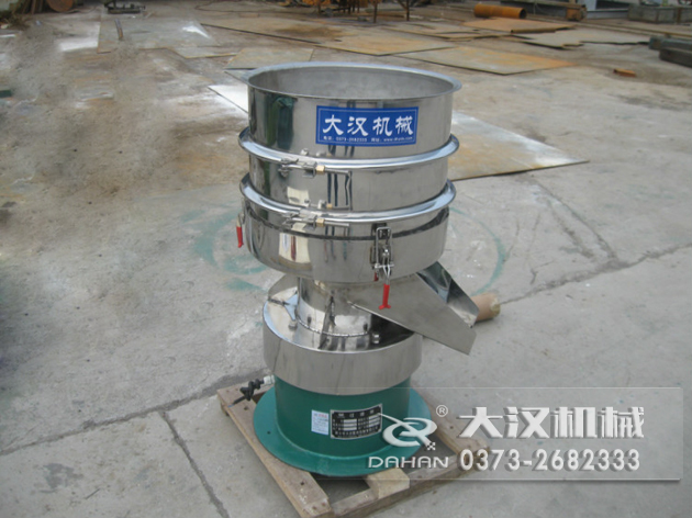涂料過(guò)濾振動(dòng)篩 涂料過(guò)濾振動(dòng)篩:利用振動(dòng)電機(jī)的振動(dòng)力帶動(dòng)物料在篩網(wǎng)上進(jìn)行篩分,從而利用篩網(wǎng)孔徑的大小不同,完成涂料的分級(jí),除雜等篩分目的。