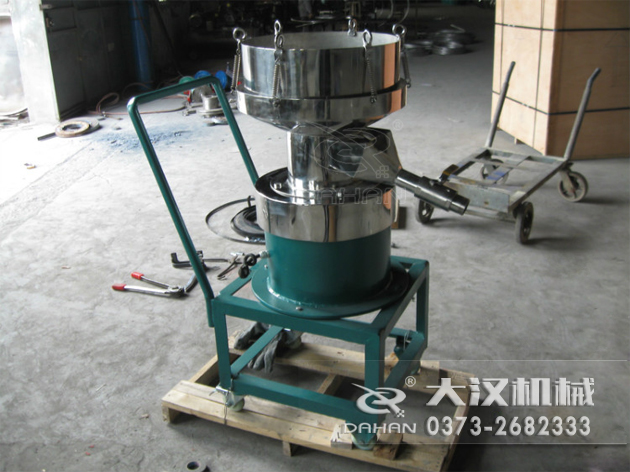 特殊制作的涂料振動(dòng)篩 特殊制作的涂料振動(dòng)篩-加裝小推車(chē)裝置,方便設(shè)備的移動(dòng)。