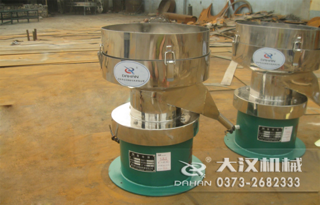 涂料振動(dòng)篩 涂料振動(dòng)篩底部為碳鋼材質(zhì),上半部分與無(wú)聊接觸的為不銹鋼材質(zhì),這種產(chǎn)品能夠在成本上有所節(jié)約。